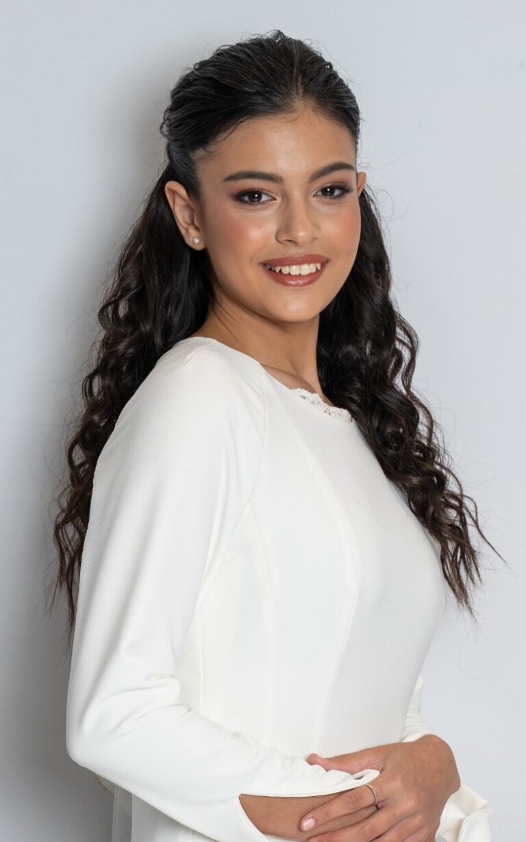 Facetune_17-08-2025-11-44-48