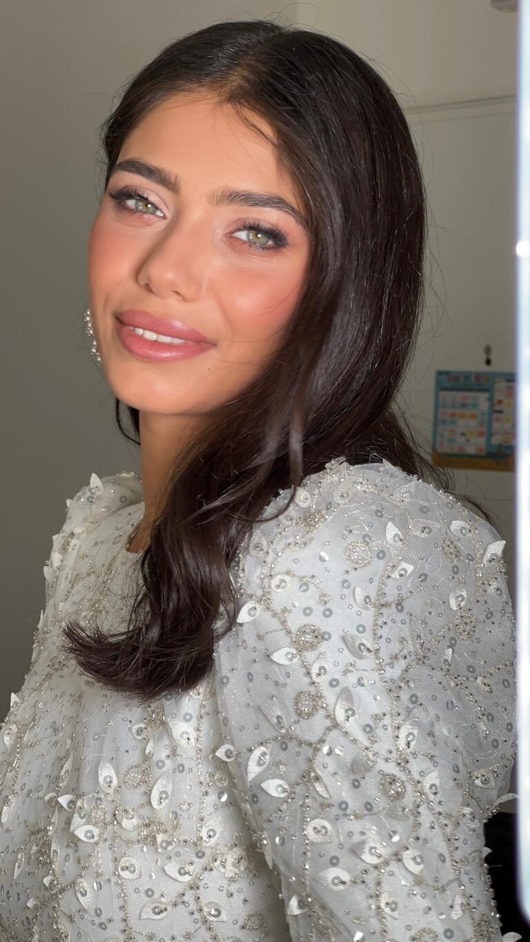 Facetune_18-11-2025-12-24-05