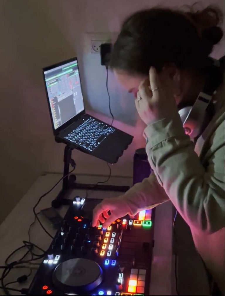 אסתי שפריי - דיג׳יי לנשים צילום מסך 2026-01-07 145003