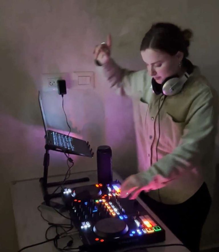 אסתי שפריי - דיג׳יי לנשים צילום מסך 2026-01-07 145048